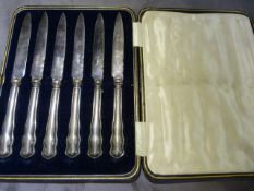 Hallmarked silver handled dessert knives in original case, Sheffield 1910. Blades are silver plate