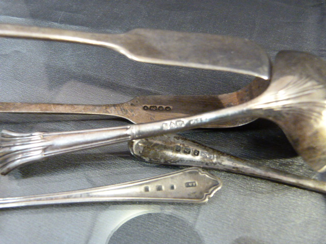 Collection of hallmarked silver items to include various spoons, napkin rings etc. Total weight - Image 7 of 9
