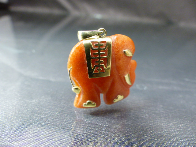 Small 14K Gold and Jade Elephant Pendant measuring approx 25.5mm x 34.5mm long to include bale.