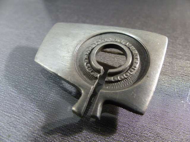 Modernist Contemporary (Sweden) Pewter brooch by Rune Tennesmed, measuring approx 34.1mm x 42.1mm - Image 3 of 3