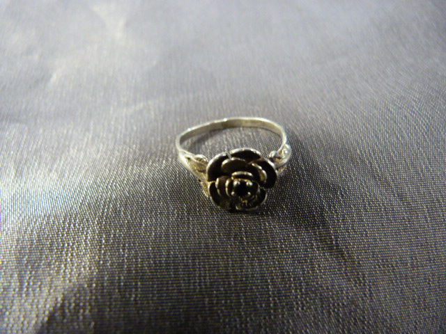 Silver ring in the form of a rose set with a central sapphire to flower head Size - J1/2 Weight - Image 3 of 4