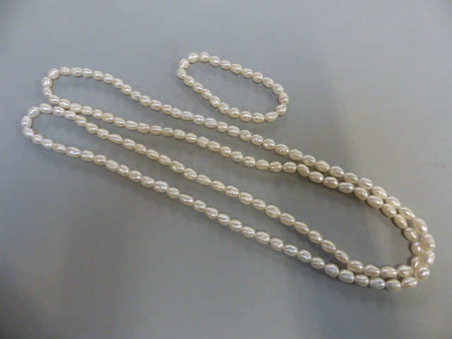 Pearl necklace and matching earring and bracelet set - boxed - Image 2 of 2