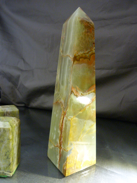 Collection of Semi Precious stone figures and items. Onyx Ronson Table lighter, White marble - Image 24 of 24