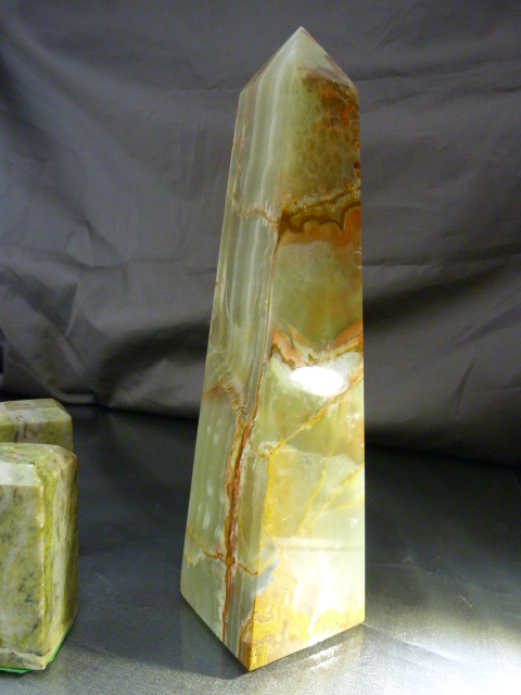 Collection of Semi Precious stone figures and items. Onyx Ronson Table lighter, White marble - Image 12 of 24