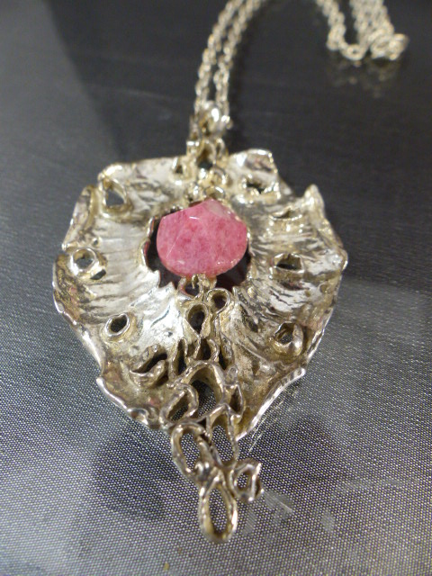 Silver (Birmingham 1970) Contemporary Pendant and Chain with an H.S designer stamp in a 'leaf' - Image 2 of 5