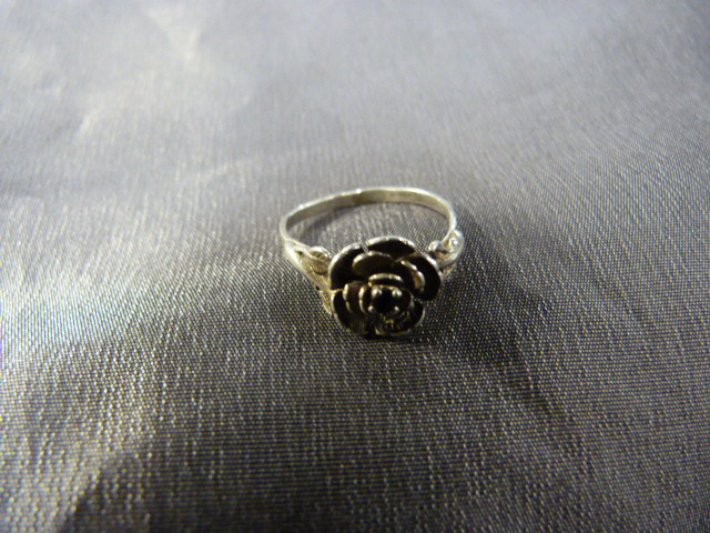 Silver ring in the form of a rose set with a central sapphire to flower head Size - J1/2 Weight