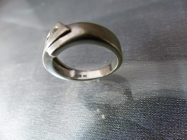 Silver 925 diamonds set ring. The stylised approx 5.5mm band overlapping design is set with 4 - Image 5 of 5