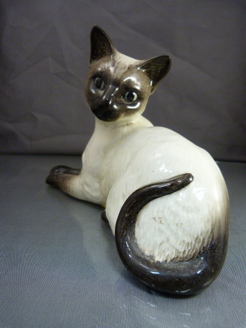 Beswick figure of a recumbent cat. Model Number 1558. - Image 2 of 5