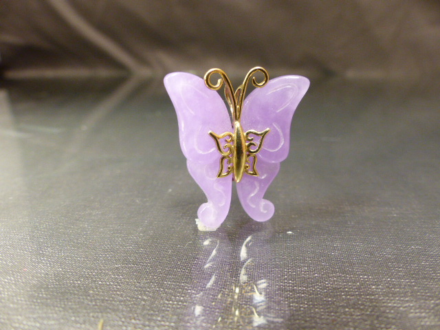 Small 14K Gold and Lilac coloured Jade butterfly Pendant measuring approx 25.75mm wide x 29mm long - Image 2 of 8