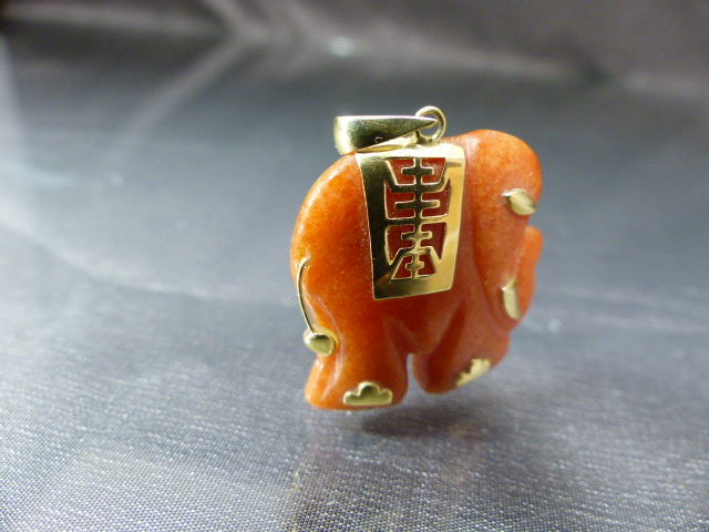 Small 14K Gold and Jade Elephant Pendant measuring approx 25.5mm x 34.5mm long to include bale. - Image 2 of 3