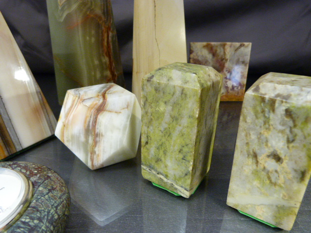 Collection of Semi Precious stone figures and items. Onyx Ronson Table lighter, White marble - Image 15 of 24