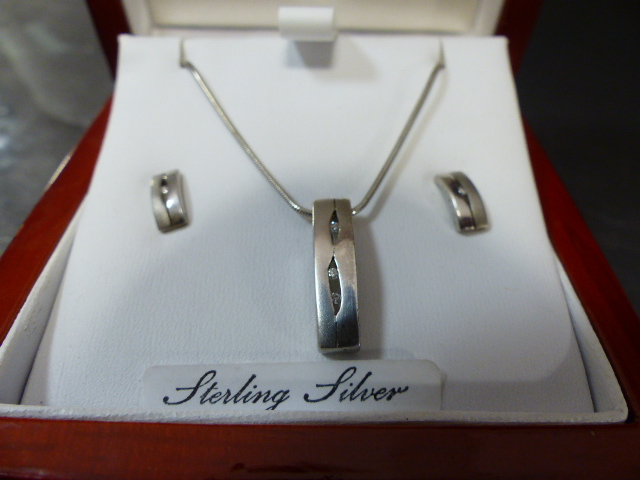 Sterling silver and boxed in their signature wooden case is a Hot Diamonds pendant and earrings set. - Image 5 of 6