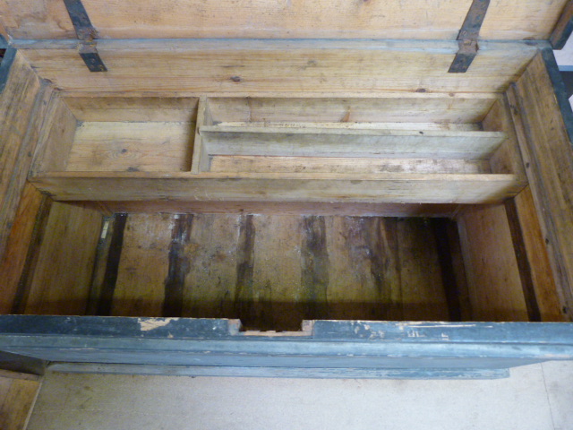 Wooden Carpenters chest with fitted interior - Image 5 of 7