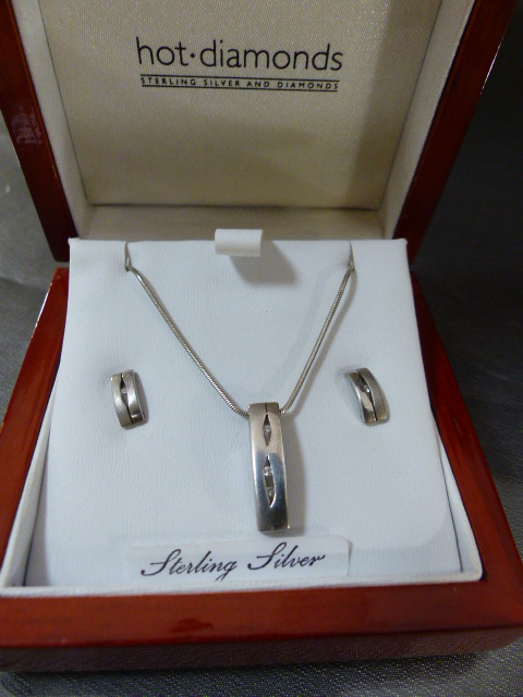 Sterling silver and boxed in their signature wooden case is a Hot Diamonds pendant and earrings set. - Image 6 of 6