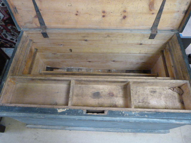 Wooden Carpenters chest with fitted interior - Image 3 of 7