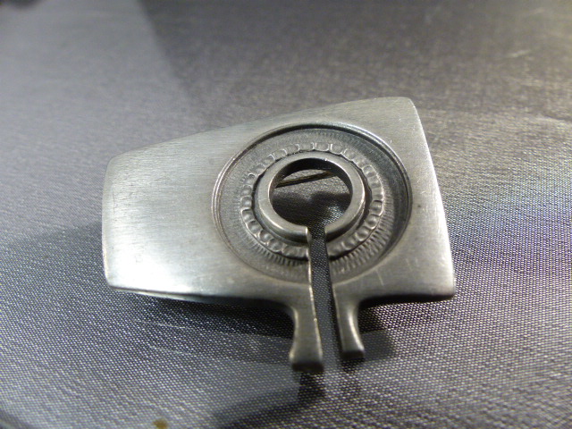 Modernist Contemporary (Sweden) Pewter brooch by Rune Tennesmed, measuring approx 34.1mm x 42.1mm