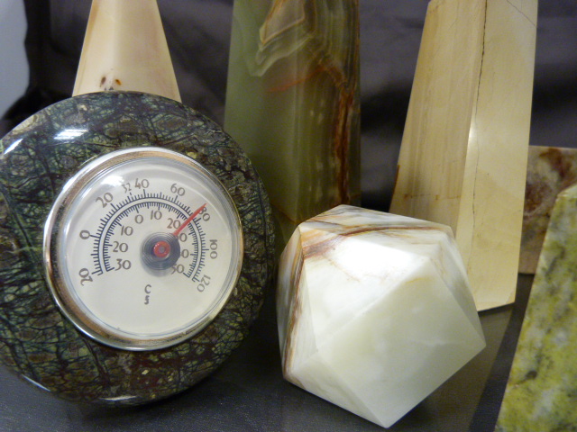 Collection of Semi Precious stone figures and items. Onyx Ronson Table lighter, White marble - Image 16 of 24