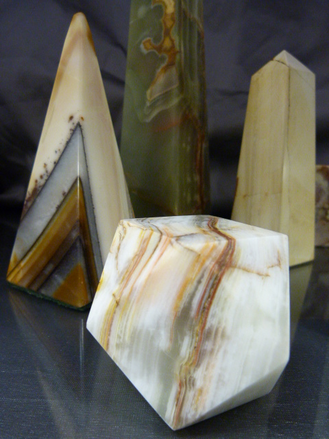 Collection of Semi Precious stone figures and items. Onyx Ronson Table lighter, White marble - Image 7 of 24