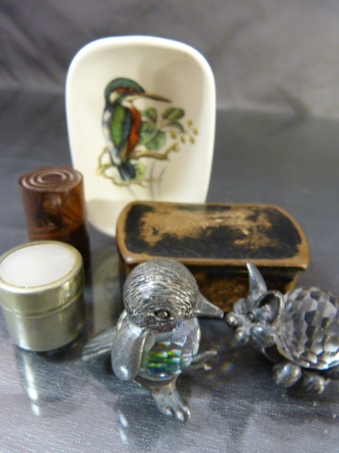 Antique treen snuff box along with two others (one topped with mother of pearl) and three trinket - Image 2 of 5