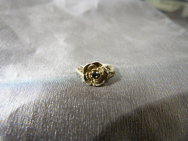 Silver ring in the form of a rose set with a central sapphire to flower head Size - J1/2 Weight - Image 2 of 4