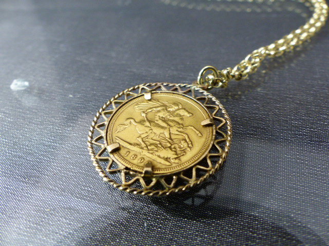 9ct Gold Belcher chain with half sovereign in 9ct Gold mount Total Weight approx - 10.4g - Image 4 of 8