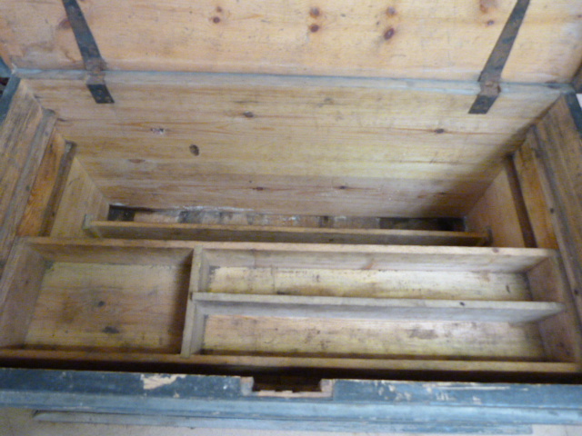 Wooden Carpenters chest with fitted interior - Image 4 of 7