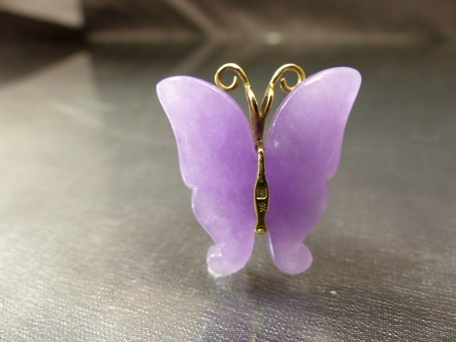 Small 14K Gold and Lilac coloured Jade butterfly Pendant measuring approx 25.75mm wide x 29mm long