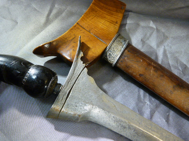 Kris Dagger with straight blade in a hardwood scabbard. The scabbard has silver coloured metal - Image 9 of 24