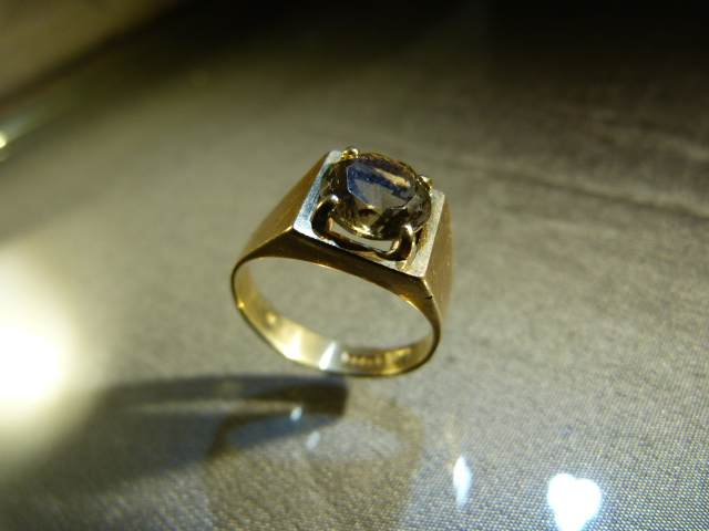 Vintage (Birmingham 1976) 9ct Gold approx 7.8mm diameter Solitaire pale Lemon Citrine Dress Ring. - Image 3 of 4