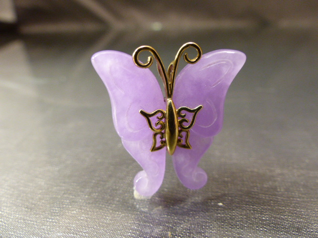 Small 14K Gold and Lilac coloured Jade butterfly Pendant measuring approx 25.75mm wide x 29mm long - Image 3 of 8