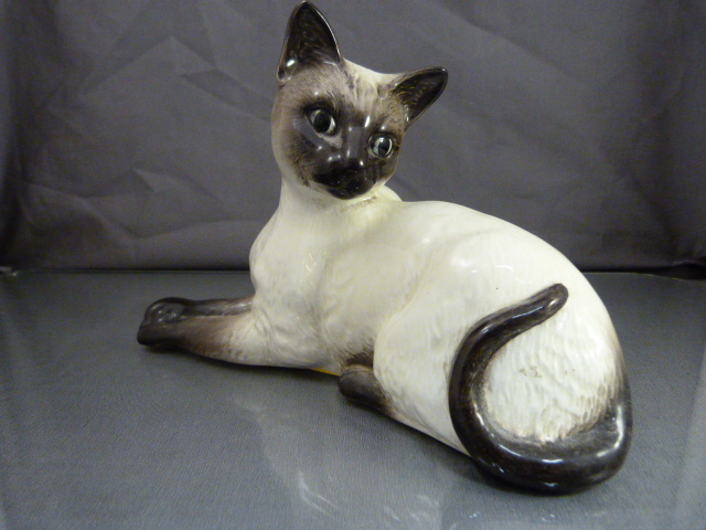 Beswick figure of a recumbent cat. Model Number 1558.