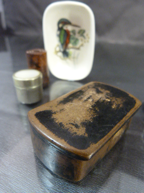 Antique treen snuff box along with two others (one topped with mother of pearl) and three trinket - Image 4 of 5