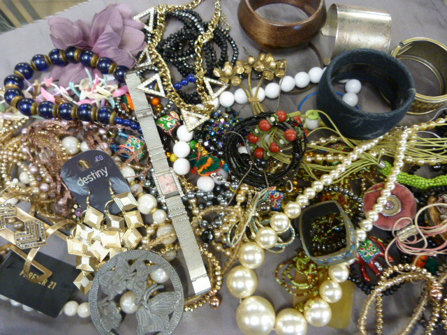 Collection of various modern costume jewellery