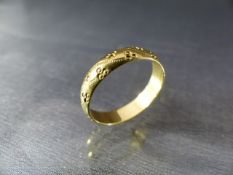 18ct ladies gold ring with fancy engraved design all over, approx 3.1g UK - M
