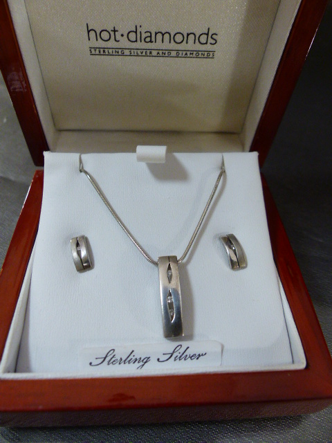 Sterling silver and boxed in their signature wooden case is a Hot Diamonds pendant and earrings set. - Image 3 of 6