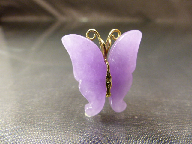 Small 14K Gold and Lilac coloured Jade butterfly Pendant measuring approx 25.75mm wide x 29mm long - Image 8 of 8