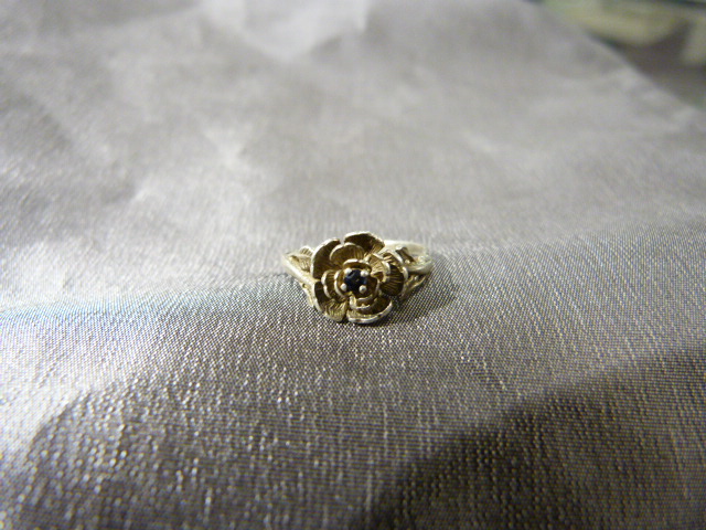 Silver ring in the form of a rose set with a central sapphire to flower head Size - J1/2 Weight - Image 4 of 4