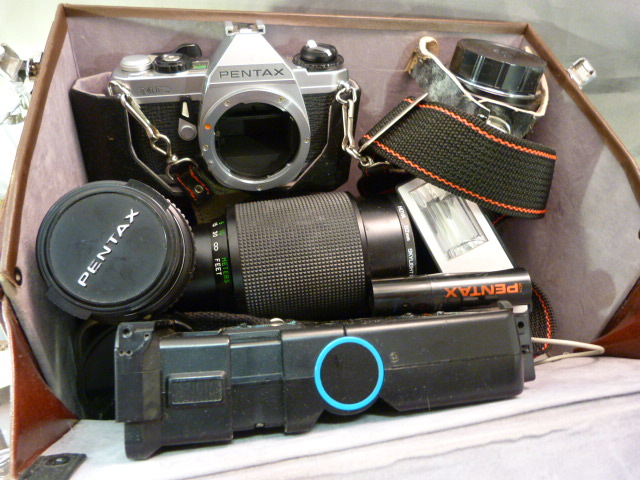 Pentax MG Vintage camera in vintage case along with various parts - Pentax Skylight lense, Hoya - Image 2 of 4