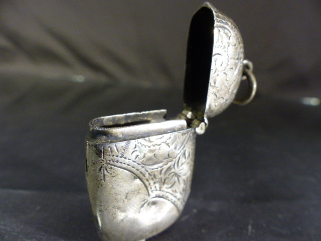 Hallmarked silver Vesta Case with engraved all over Acanthus leaf decoration, match striker to - Image 3 of 4