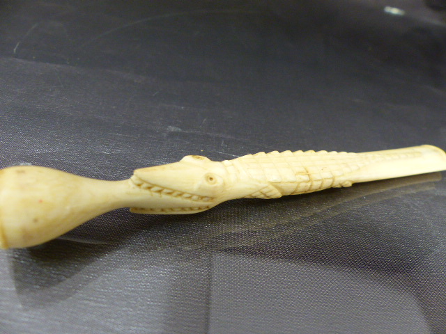 Victorian Ivory carved cigarette holder in the form of an alligator - Image 2 of 4