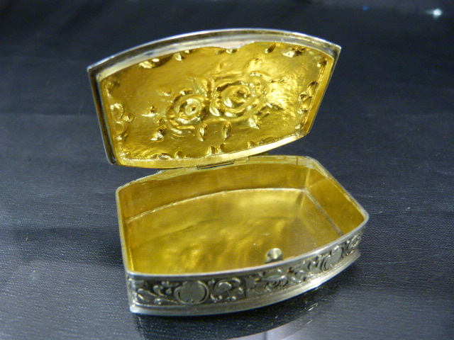Hallmarked silver (835) pill box marked ALBO decorated in relief with flowers and Gilt interior - Image 6 of 7