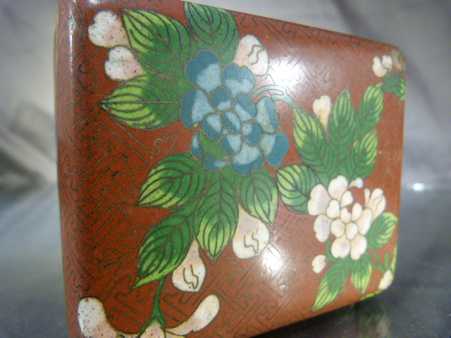 Antique cloisonne box on Red Ground decorated with pink scroll flowers. Turquoise ground inside on - Image 3 of 6