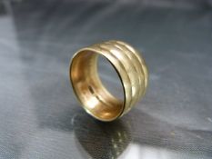 9ct Gold ring with three ring circular pattern. Total weight approx. 7.6g