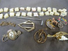 Collection of vintage brooches to include one in the form of a Golf club, mother of pearl brooch