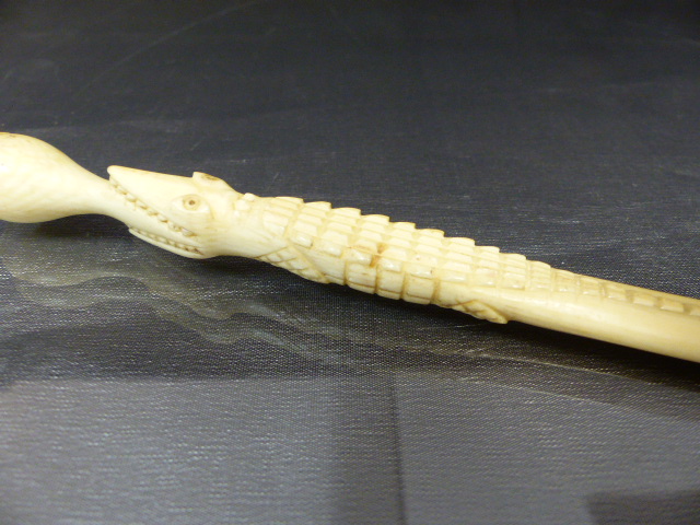 Victorian Ivory carved cigarette holder in the form of an alligator - Image 4 of 4