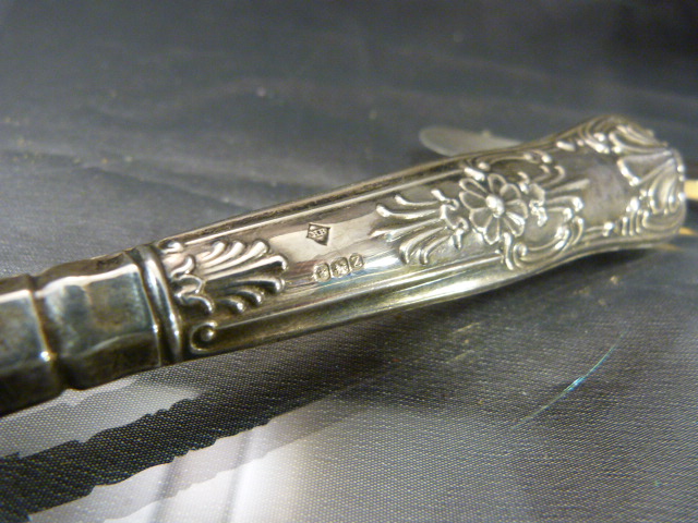 Mixed lot silver to include a Souvenir Spoon by Cashmore & Co, Birmingham, Silver handled bread - Image 6 of 10