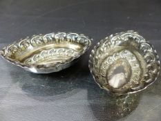 Pair of hallmarked silver salts poss by William Devenport Birmingham 1900 approx weight - 12.6g