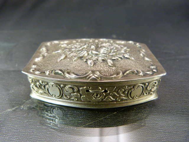 Hallmarked silver (835) pill box marked ALBO decorated in relief with flowers and Gilt interior - Image 5 of 7