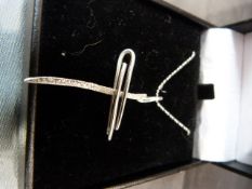 UNOAERRE (Italy) 18ct (750) White Gold modern design textured cross and chain measuring approx 40.