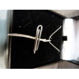 UNOAERRE (Italy) 18ct (750) White Gold modern design textured cross and chain measuring approx 40.